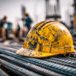 Helm auf Baustelle