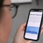 Person schaut auf Smartphone_Neuer Webauftritt_Jobcenter_münster