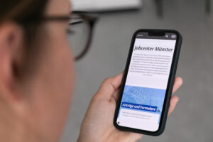 Person schaut auf Smartphone_Neuer Webauftritt_Jobcenter_münster