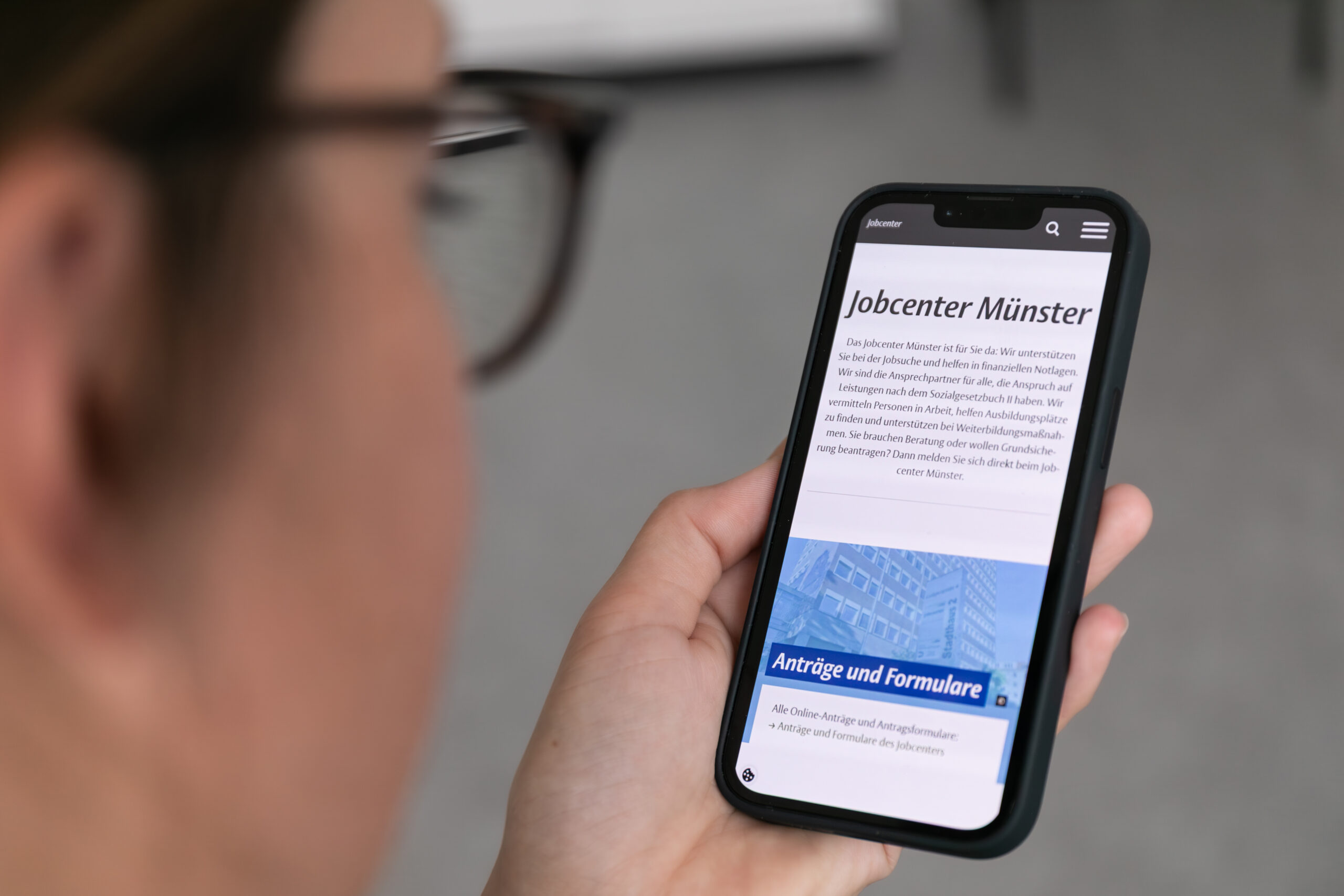 Person schaut auf Smartphone_Neuer Webauftritt_Jobcenter_münster