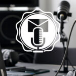 Mikrofone auf einem Schreibtisch im Vordergrund das Logo des Magdeburger Verwaltungspodcast Vordergrund