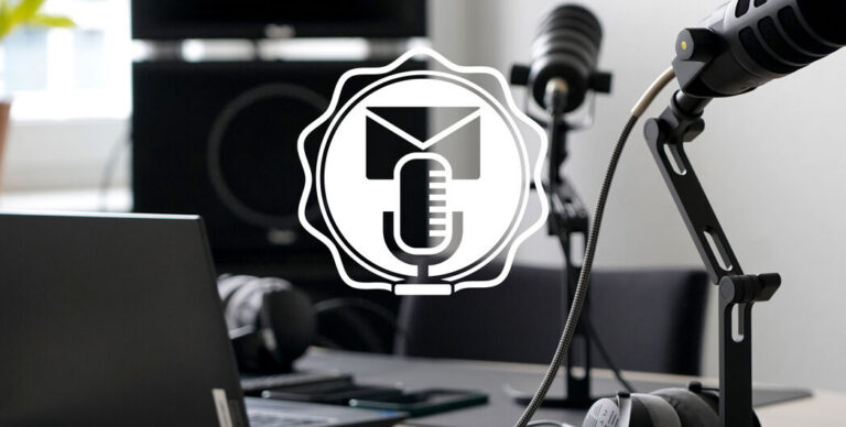 Mikrofone auf einem Schreibtisch im Vordergrund das Logo des Magdeburger Verwaltungspodcast Vordergrund