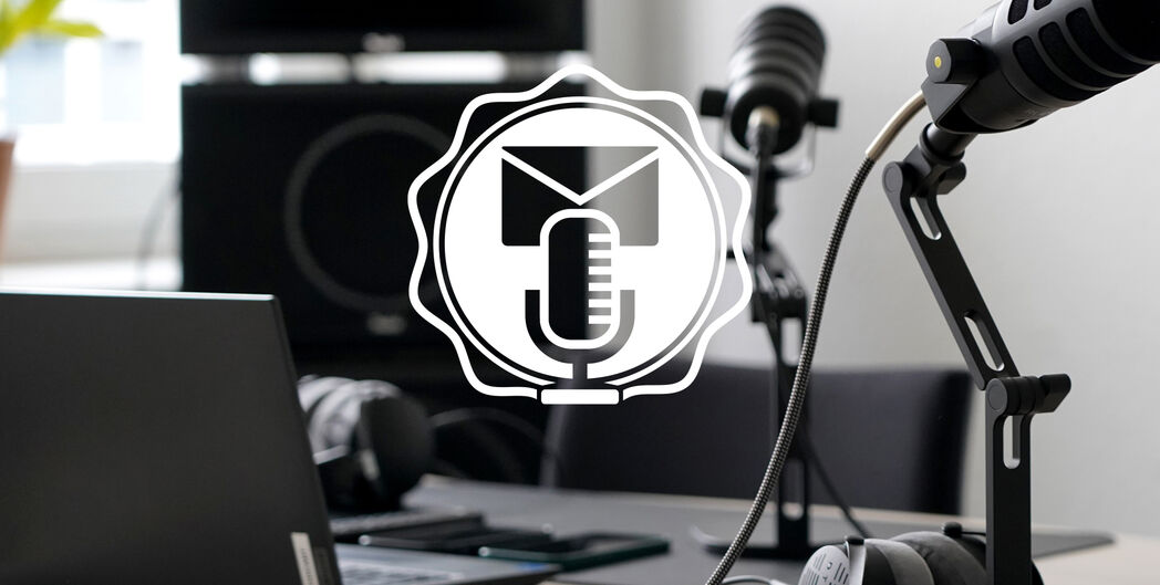 Mikrofone auf einem Schreibtisch im Vordergrund das Logo des Magdeburger Verwaltungspodcast Vordergrund