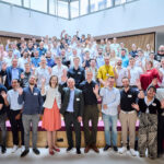 Gruppenfoto, mutmaßlich im BMDS-Foyer.