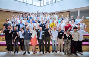 Gruppenfoto, mutmaßlich im BMDS-Foyer.
