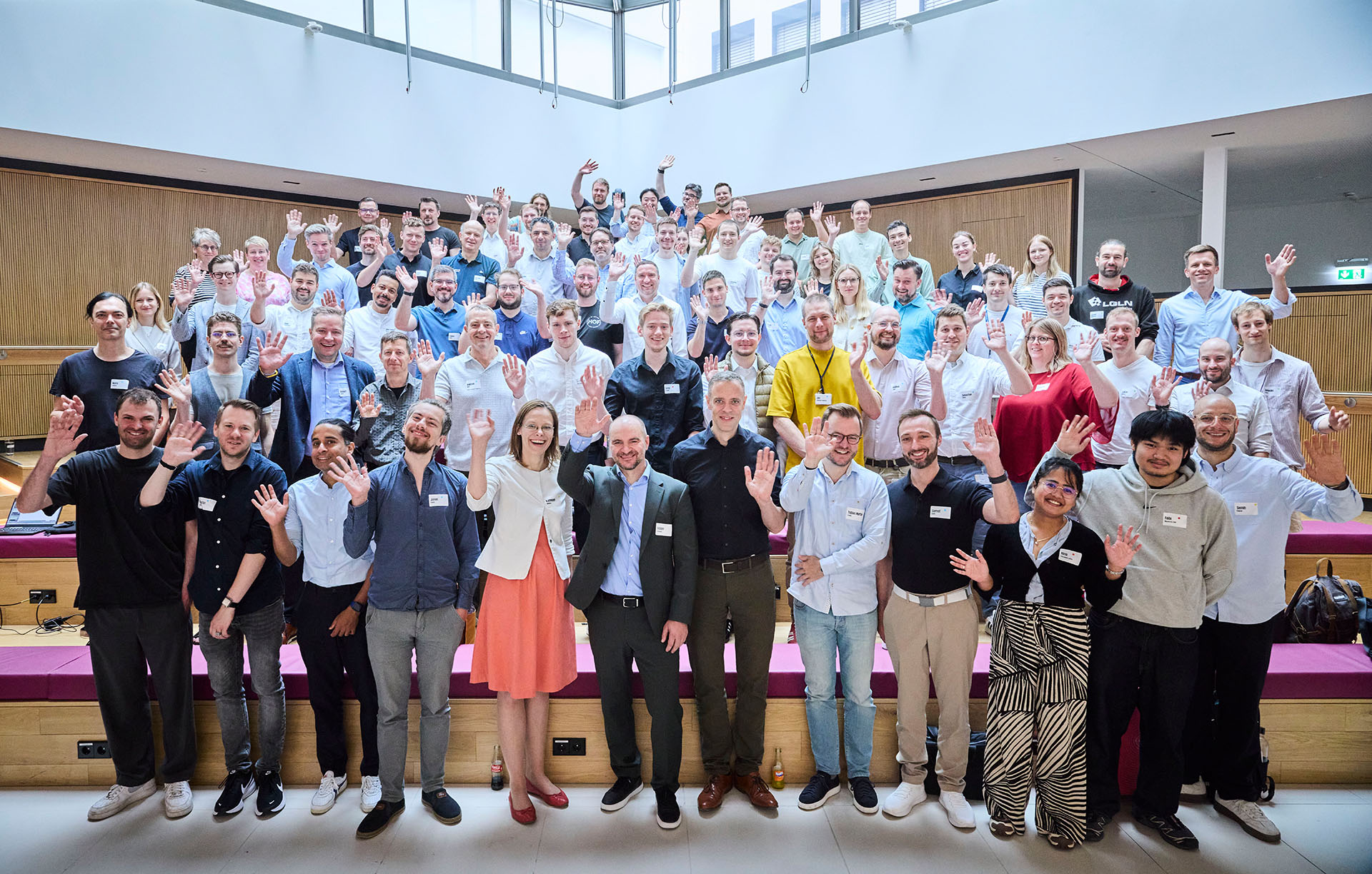 Gruppenfoto, mutmaßlich im BMDS-Foyer.