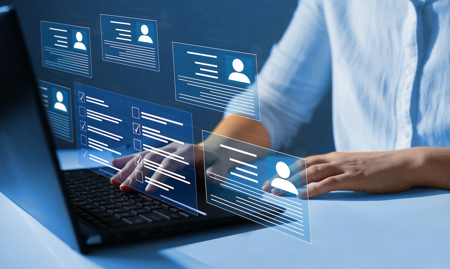 Eine Person arbeitet an einem Laptop. Über der Tastatur sind grafisch dargestellte digitale Benutzerprofile und Checklisten eingeblendet. Die Illustration symbolisiert die digitale Verwaltung von Nutzerdaten, Identitäten oder Registrierungsprozessen.