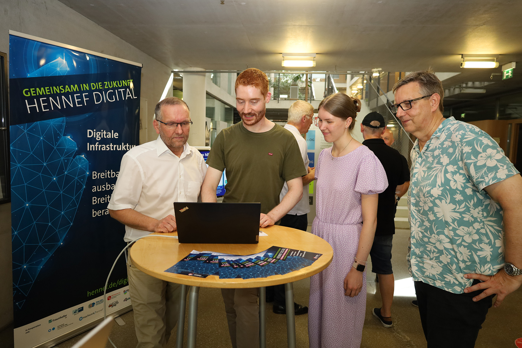 Wolfgang Rossenbach (1.v.l.), Abteilungsleitung Zentrale Steuerung, Service, Digitalisierung, IT und Digitalisierungsbeauftragter (CDO) der Stadt Hennef, erläutert die neue Stadt-App.