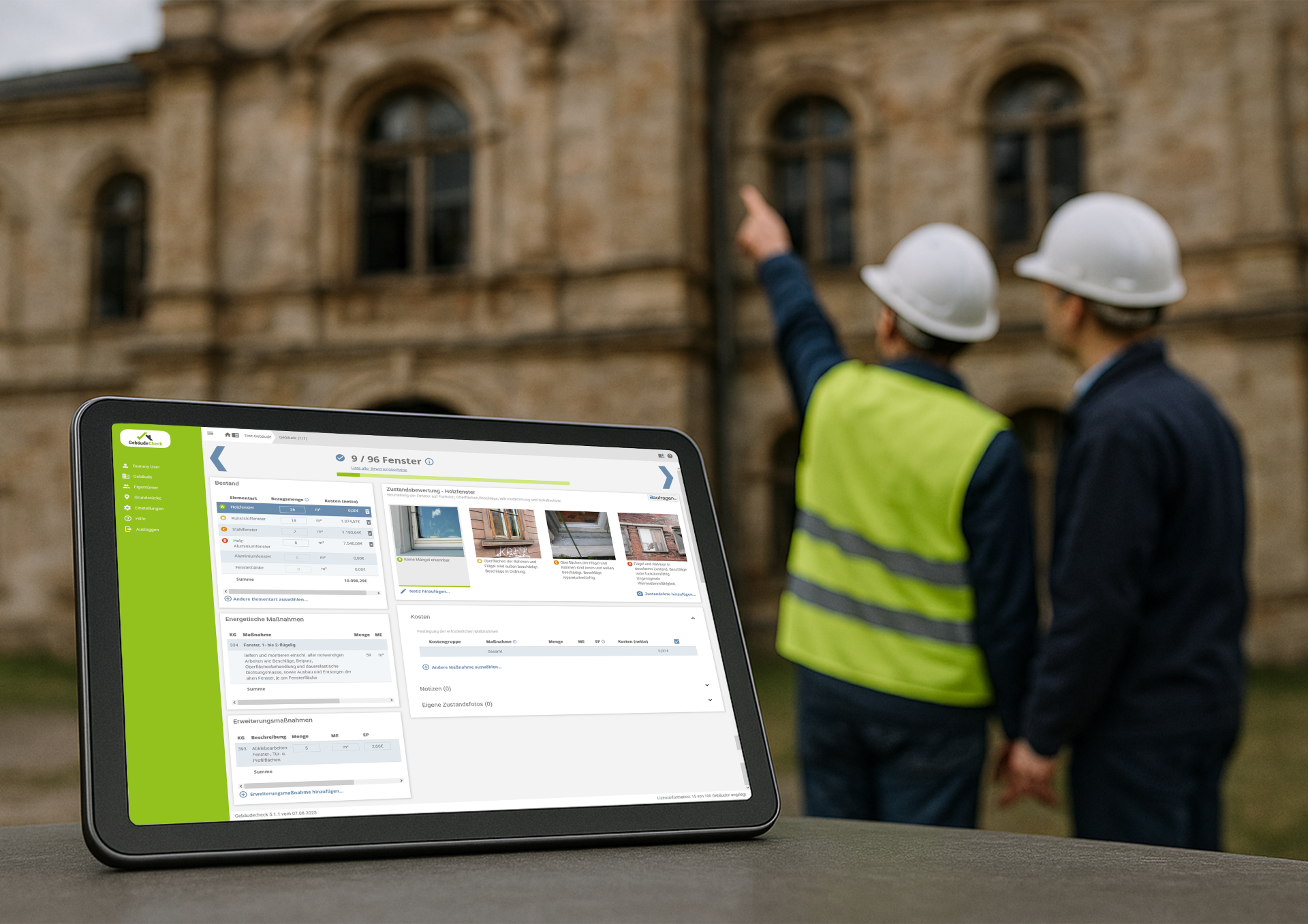 Zwei Personen mit Bauhelm vor einem Gebäude, im Vordergrund ein Laptop mit der PLAN4 Software