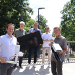 Mehrere Personen halten Sensoren in die Kamera