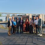 Gruppenfoto am Spreeufer, das Kanzleramt im Hintergrund