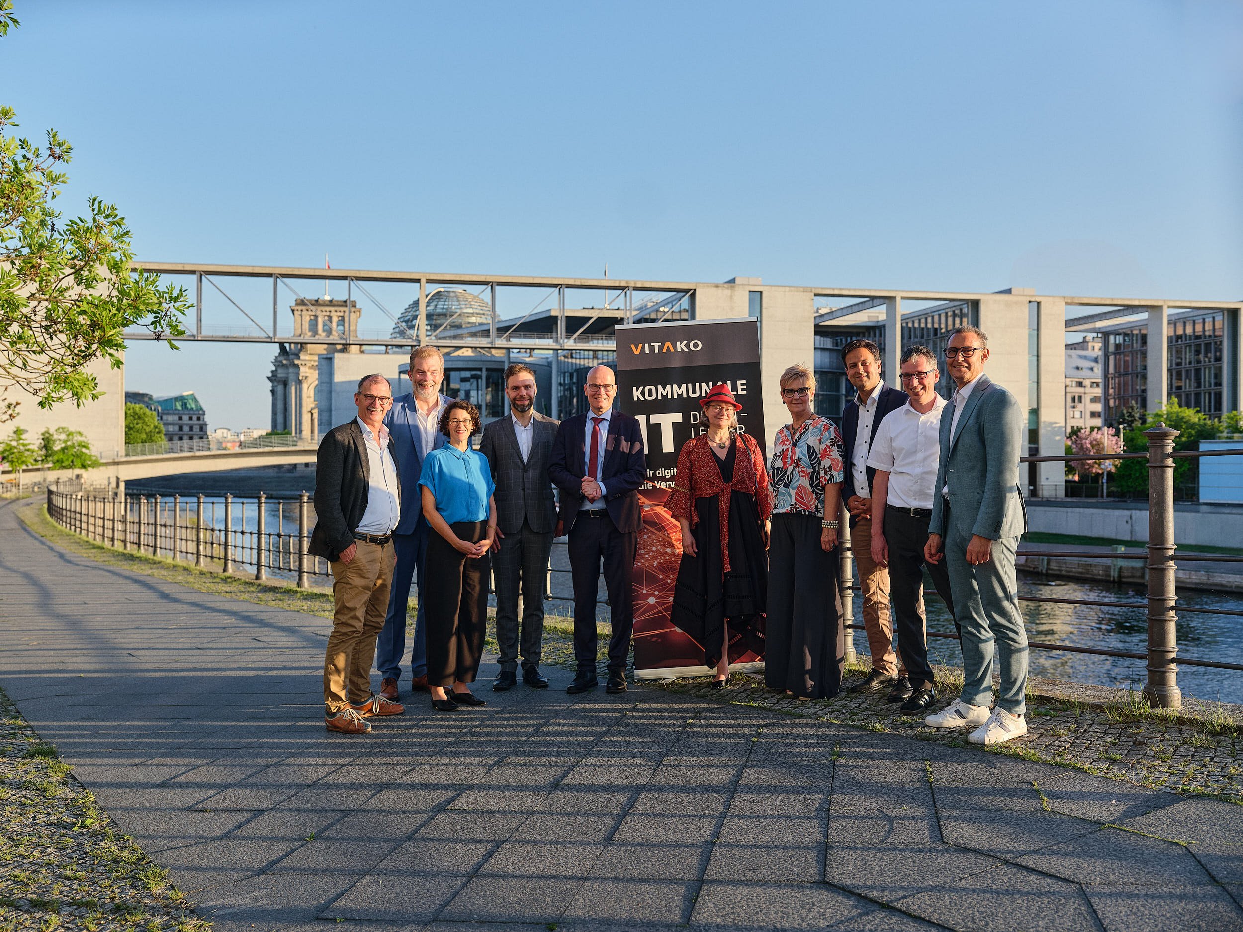 Gruppenfoto am Spreeufer, das Kanzleramt im Hintergrund