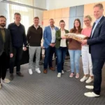 eine Reihe von Personen steht in einem Büro