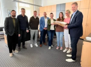 eine Reihe von Personen steht in einem Büro