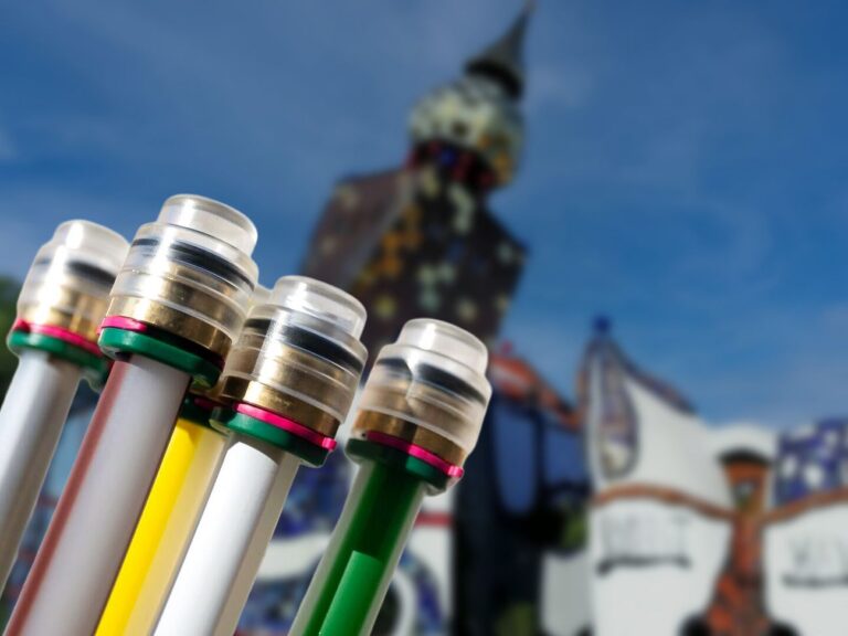 Speednetrohre vor dem Kunsthaus Abensberg. 