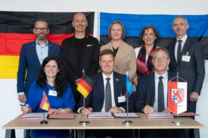 Gruppenfoto vor deutscher und estnischer Flagge.