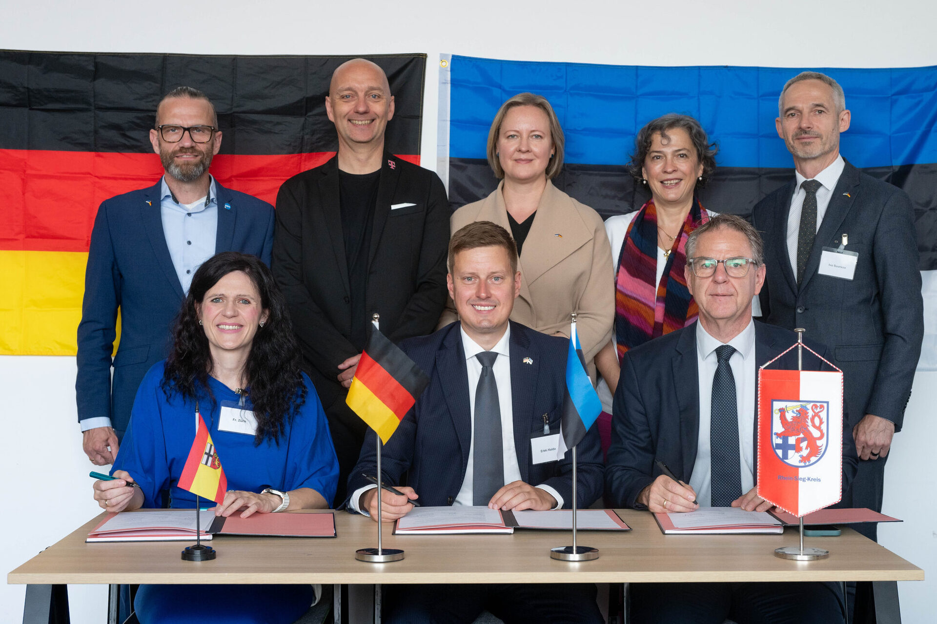 Gruppenfoto vor deutscher und estnischer Flagge.
