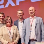 vier personen stehend_ekom21_nimmt Haiilo in Produktportfolio auf