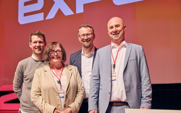 vier personen stehend_ekom21_nimmt Haiilo in Produktportfolio auf
