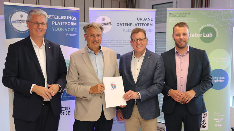 Gruppenbild mit vier Herren in Sakkos