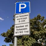 Parkschild Bewohnerparken vor blauem Himmel