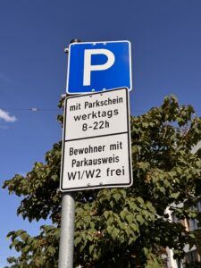 Parkschild Bewohnerparken vor blauem Himmel