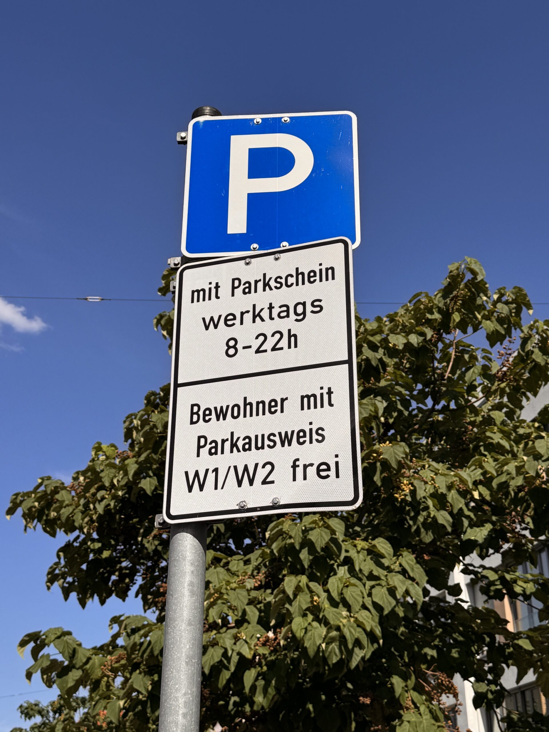Parkschild Bewohnerparken vor blauem Himmel
