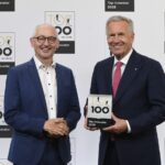 zwei Männer mit Preis_govdigital mit Top 100 ausgezeichnet