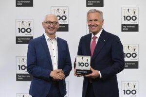 zwei Männer mit Preis_govdigital mit Top 100 ausgezeichnet
