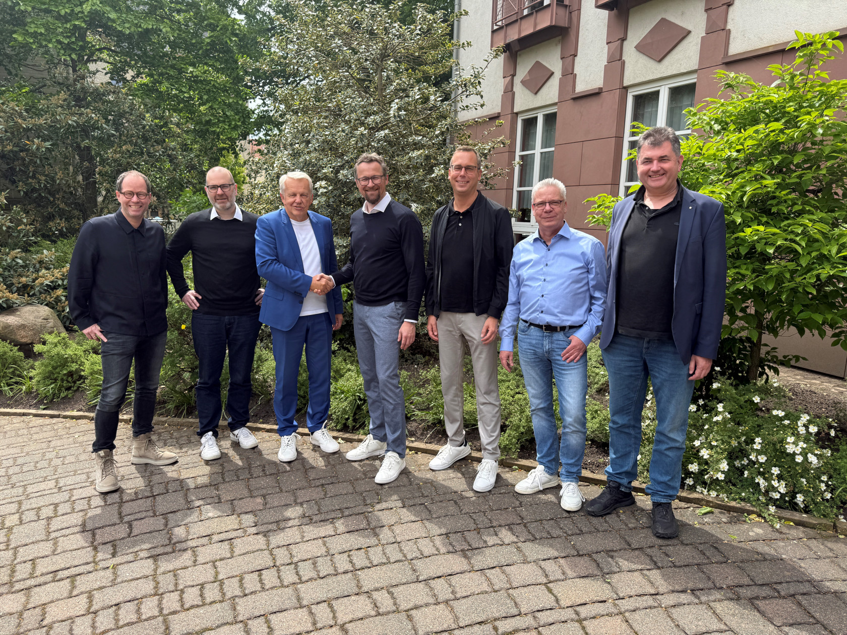sieben Männer stehen nebeneinander_ekom21 wird Mitglied des VOIS-Vereins