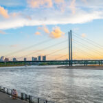 Rheinufer Düsseldorf mit Rheinturm