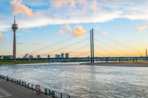 Rheinufer Düsseldorf mit Rheinturm