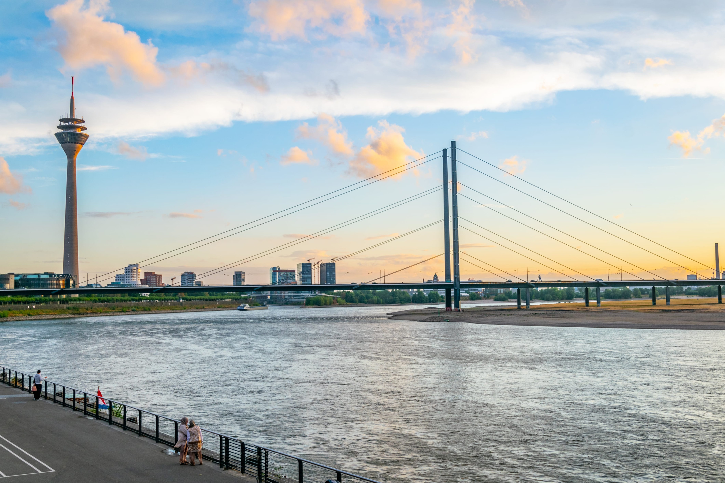 Rheinufer Düsseldorf mit Rheinturm