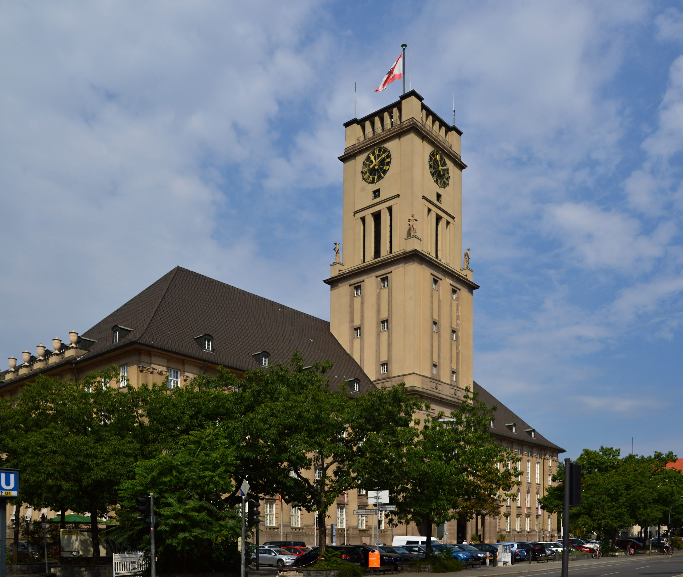 Rathaus Schöneberg, Außenansicht im Sommer
