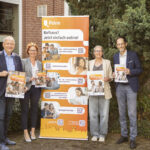 Gruppenbild vor Aufsteller