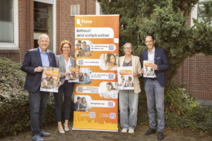Gruppenbild vor Aufsteller