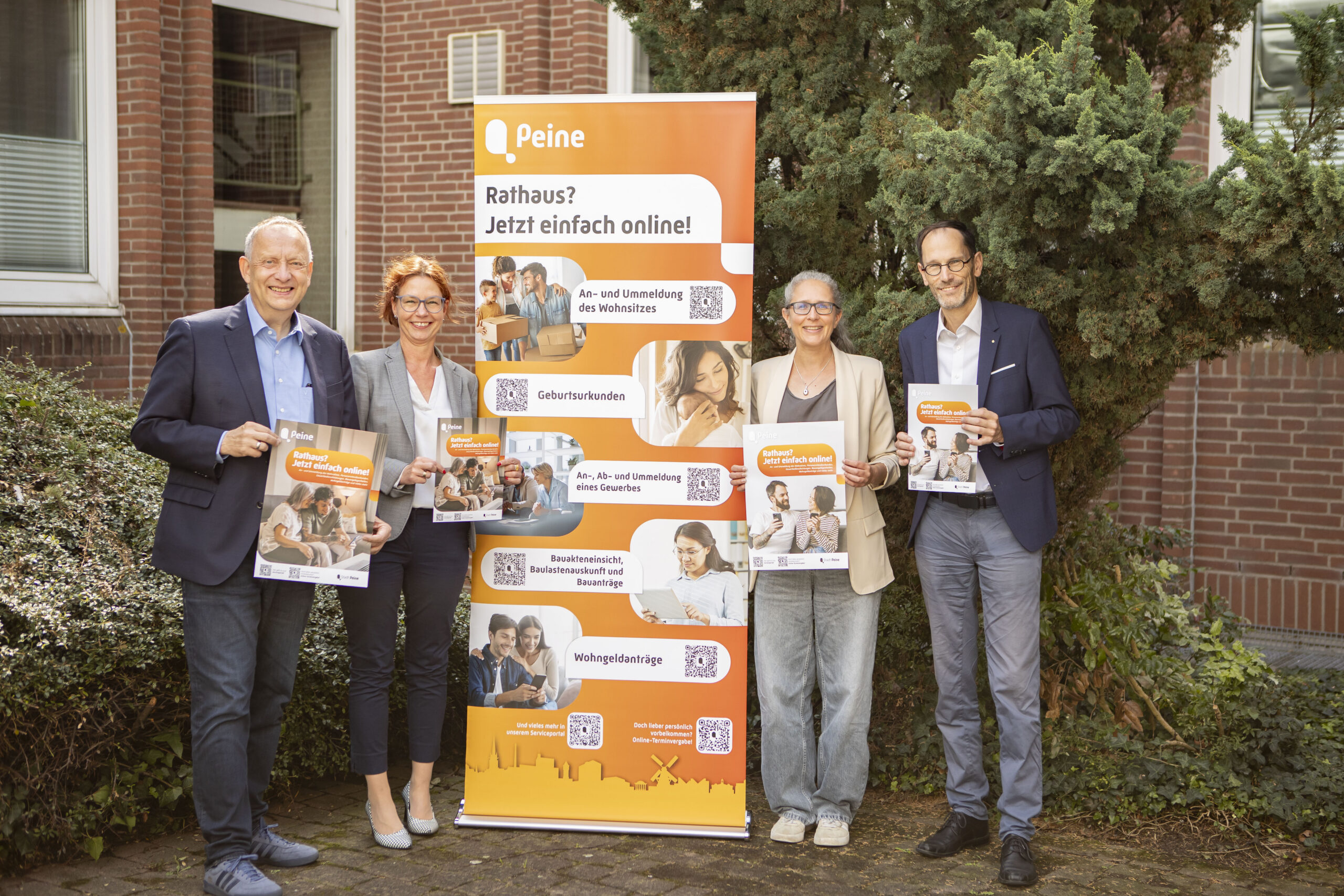 Gruppenbild vor Aufsteller