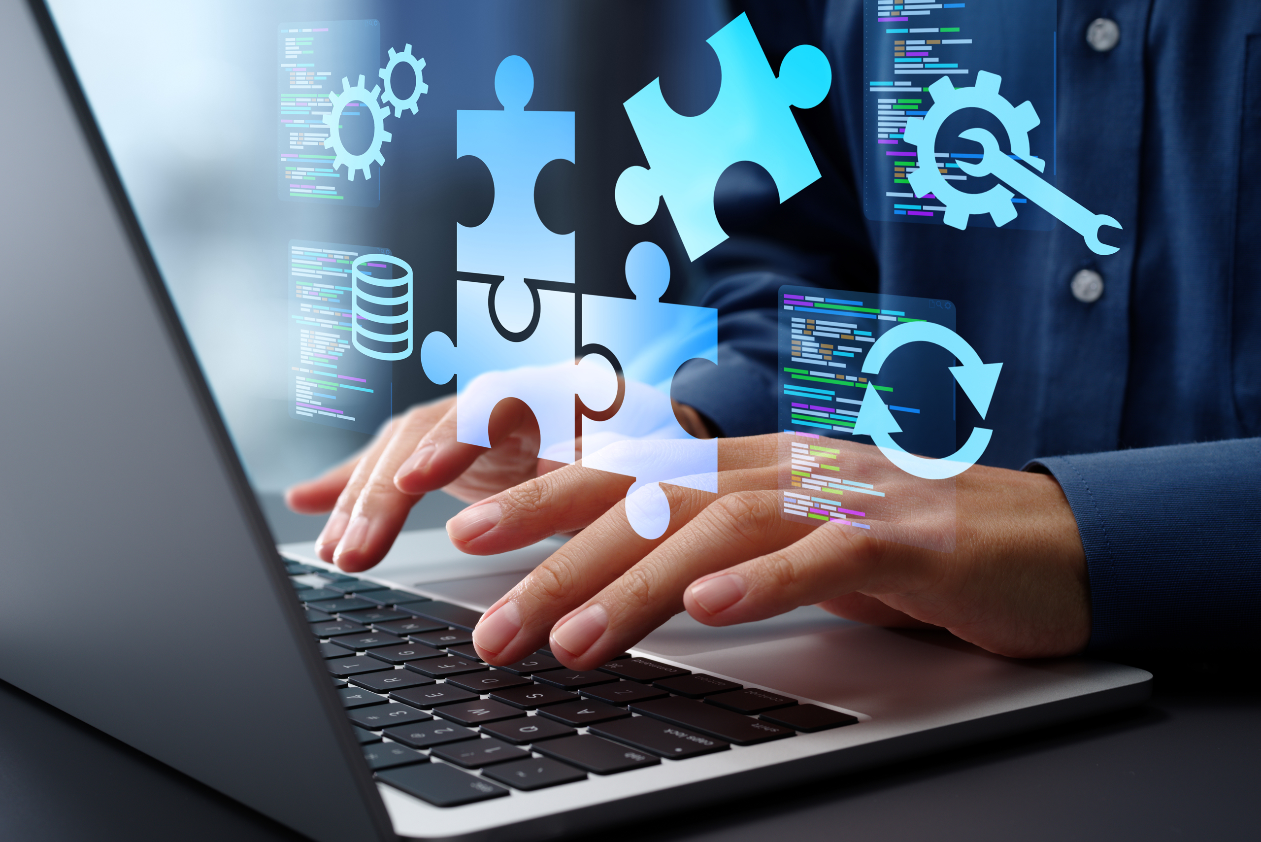 Hände auf Laptop, darüber einmontiert Icons für Puzzleteile, Zahnrad, Schraubenschlüssel, Dokument