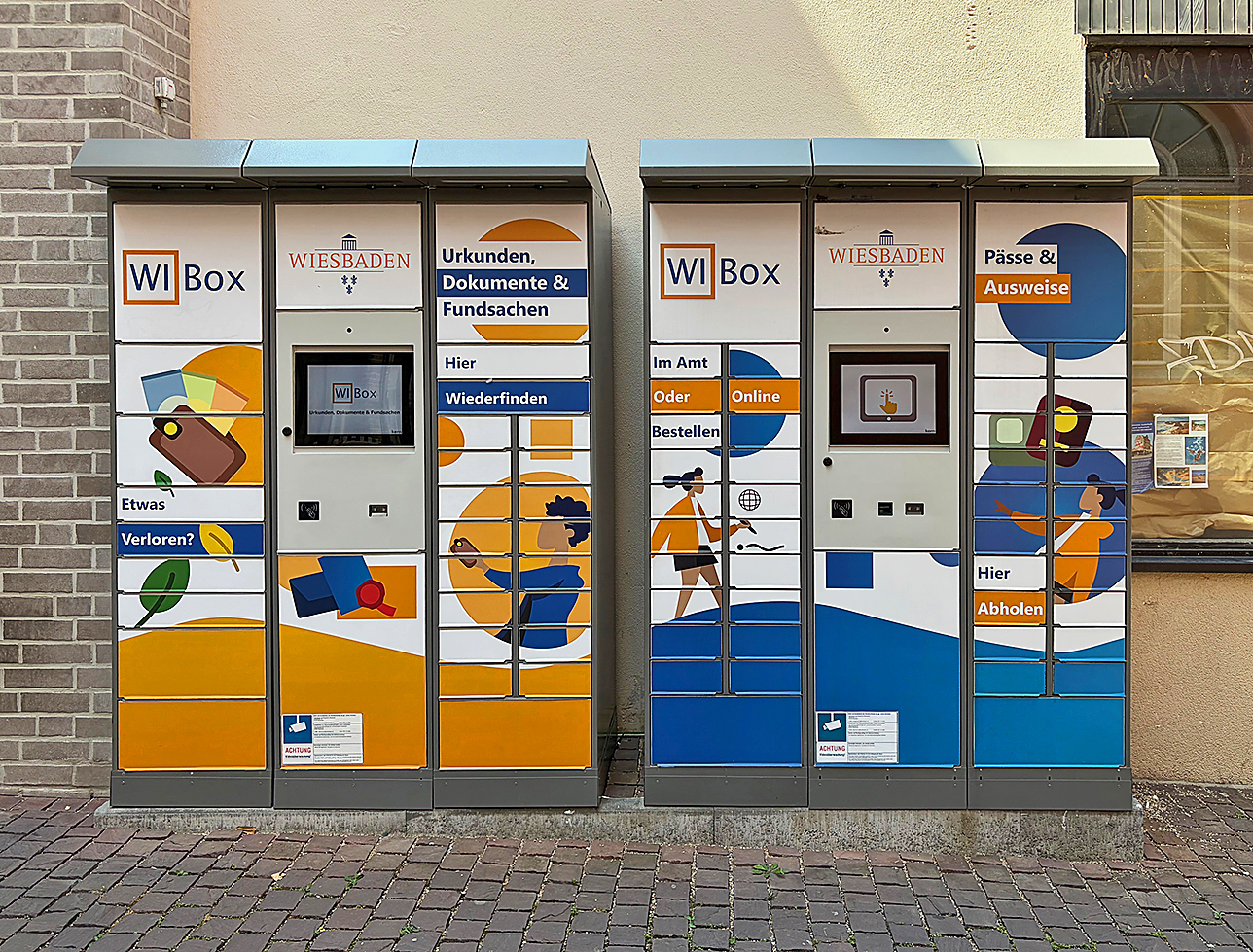 Abholboxen für Pässe oder Urkunden unweit des Wiesbadener Bürgerbüros.