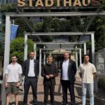 Fünf Personen vor dem Stadthaus in Pfungstadt