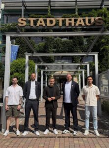 Fünf Personen vor dem Stadthaus in Pfungstadt