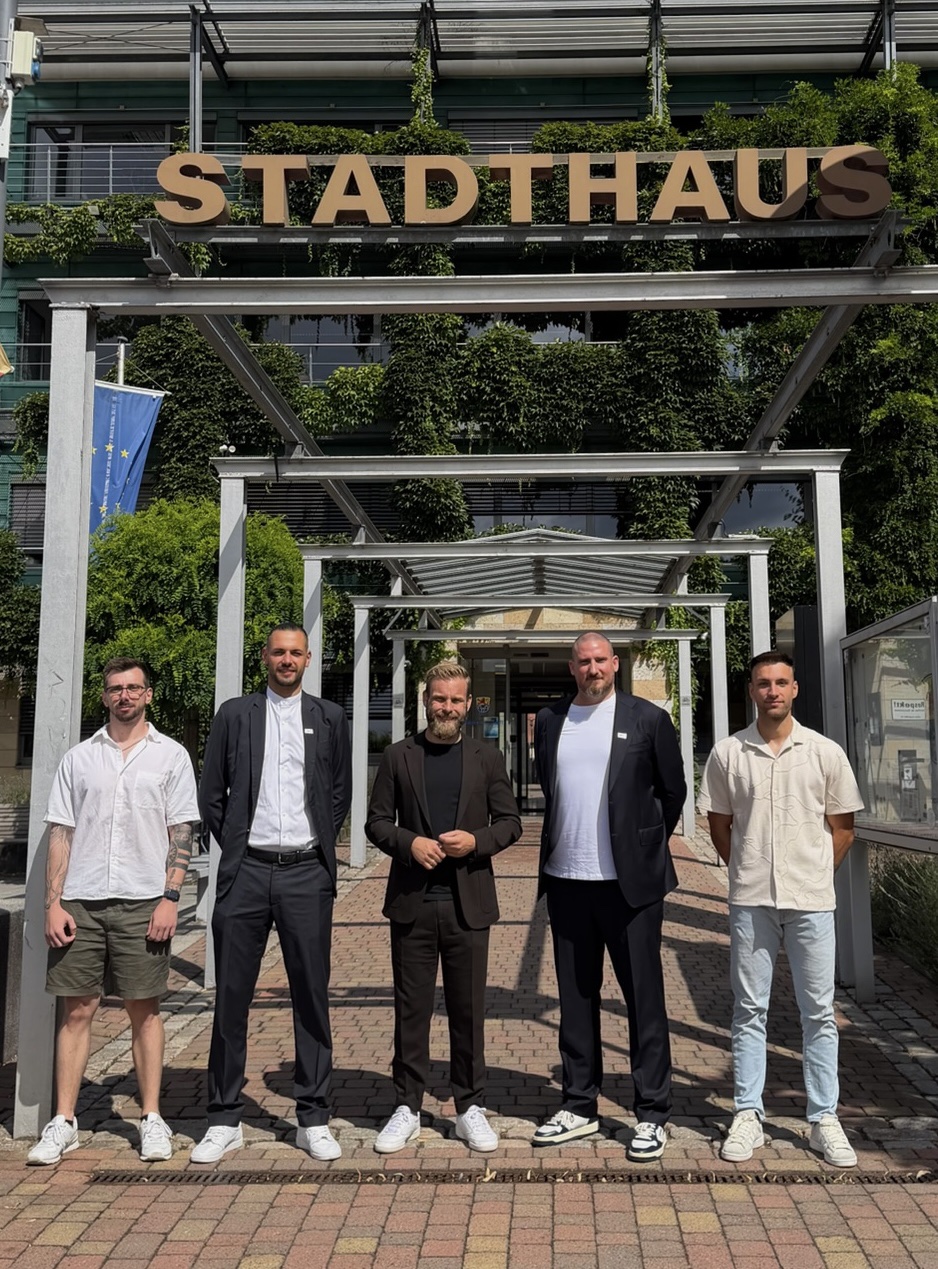 Fünf Personen vor dem Stadthaus in Pfungstadt