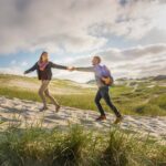 Paar auf einem Dünenwanderweg auf der Insel Amrum