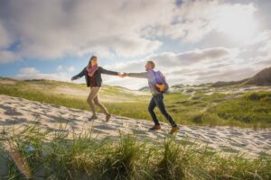 Paar auf einem Dünenwanderweg auf der Insel Amrum