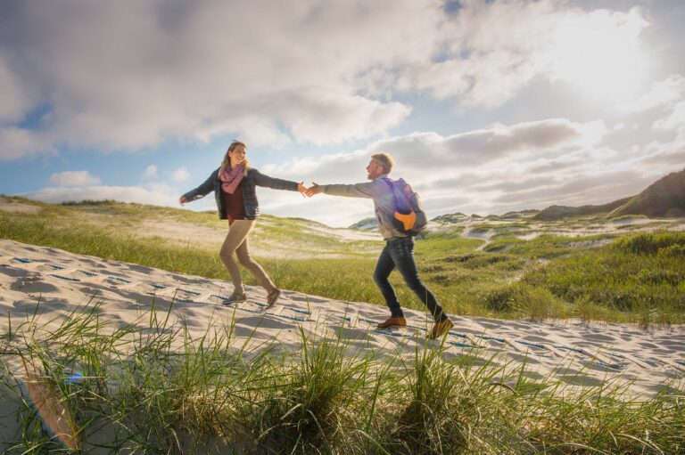 Paar auf einem Dünenwanderweg auf der Insel Amrum