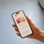 Jemand schaut sich die Stadtblatt Online-Ausgabe am Handy an