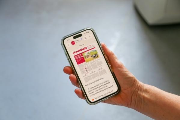 Jemand schaut sich die Stadtblatt Online-Ausgabe am Handy an
