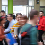 Aula einer Uni oder Schule mit vielen Menschen, Bewegungsunschärfe
