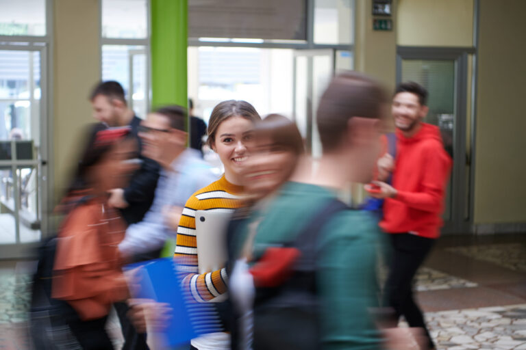 Aula einer Uni oder Schule mit vielen Menschen, Bewegungsunschärfe