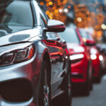Reihe von Autos, Nahaufnahme, im Hintergrund orangefarbenes Bokeh